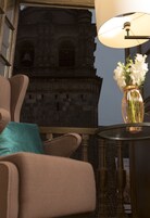 Ropa de cama de alta calidad y caja de seguridad en la habitación 