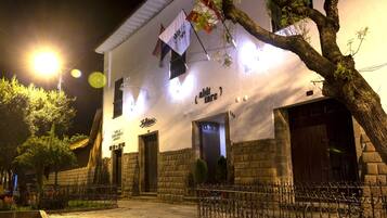 Fachada de la propiedad por la tarde o noche