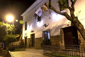 A historic building with a stone facade, a wooden door, and a sign indicating it is a restaurant. - Abittare Hotels (Cusco)