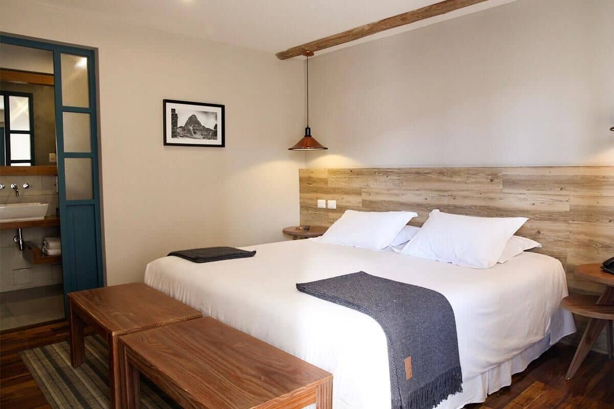 Ropa de cama de alta calidad y caja de seguridad en la habitación