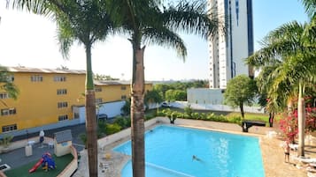 Piscina externa, guarda-sóis, espreguiçadeiras