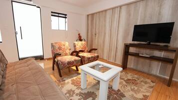 Apartamento, 2 quartos, terraço | Área de estar | TV LCD 32 polegadas com canais digitais, TV