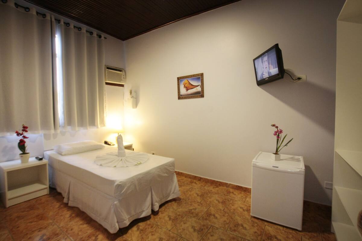 Desk, free WiFi, individually decorated, bed sheets