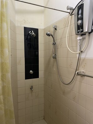 Quarto solteiro luxo | Banheiro | Chuveiro, produtos de toalete grátis, secador de cabelo, bidê