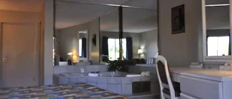 スイート クイーンベッド 1 台 | デスク、遮光カーテン、アイロン / アイロン台、WiFi (無料)