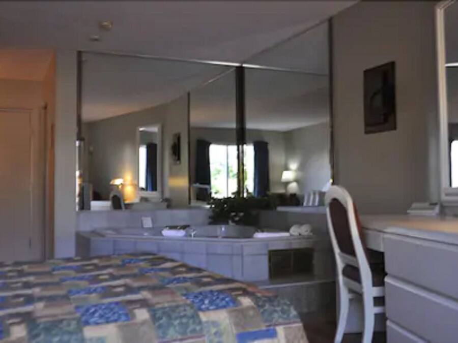 Escritorio, cortinas blackout y tabla de planchar con plancha