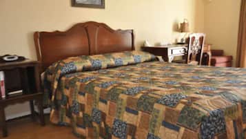 Habitación, 1 cama Queen size | Escritorio, cortinas blackout y tabla de planchar con plancha