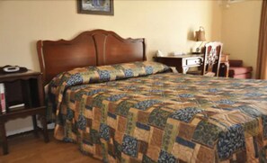 Escritorio, cortinas blackout y tabla de planchar con plancha 