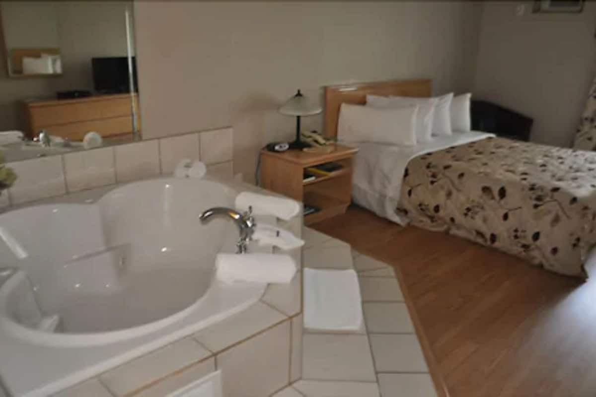Suite, 1 queensize bed | Een bureau, verduisterende gordijnen, een strijkplank/strijkijzer