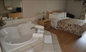 Suite, 1 Queen Bed | Desk, blackout drapes, iron/ironing board, free WiFi - Motel Les Pignons Verts (Gatineau)