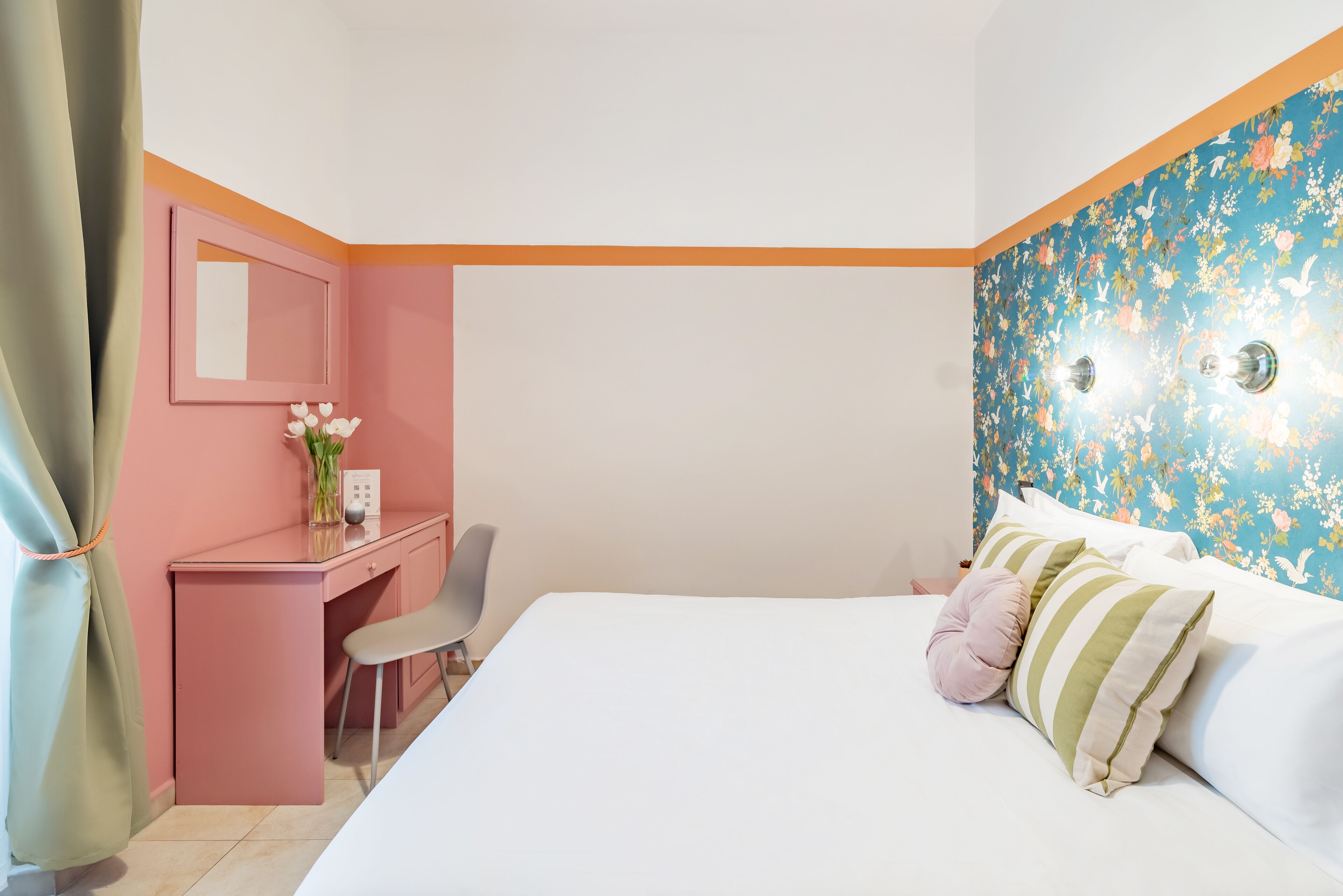 Ein Schlafzimmer mit Bett, Schreibtisch, Stuhl und Spiegel.