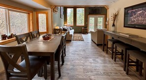 ハウス 3 ベッドルーム キッチン リバービュー | 客室内のダイニングエリア