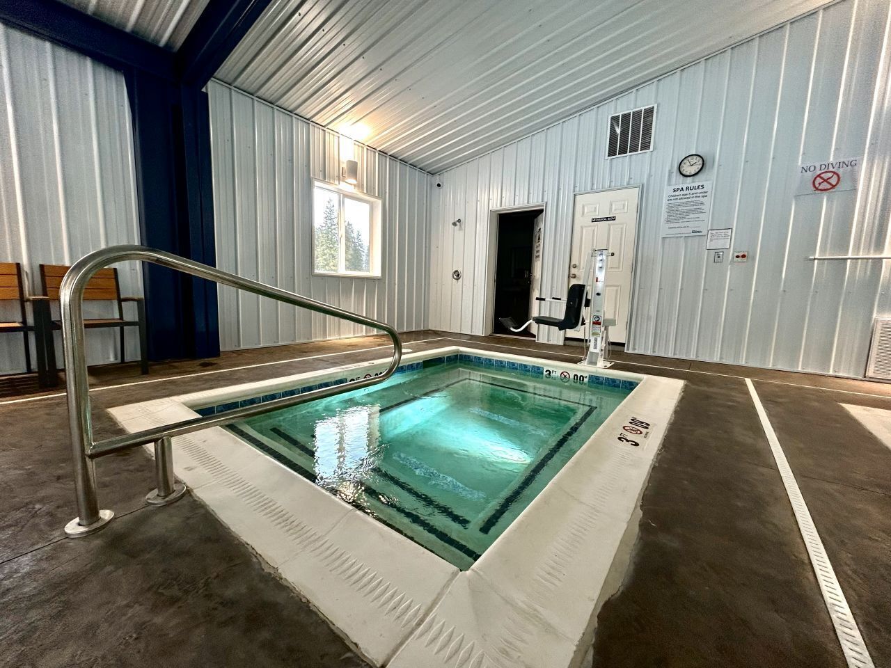 Indoor spa tub