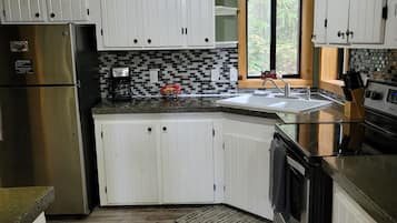 House, 3 Bedrooms, Kitchen, River View | Private kitchen