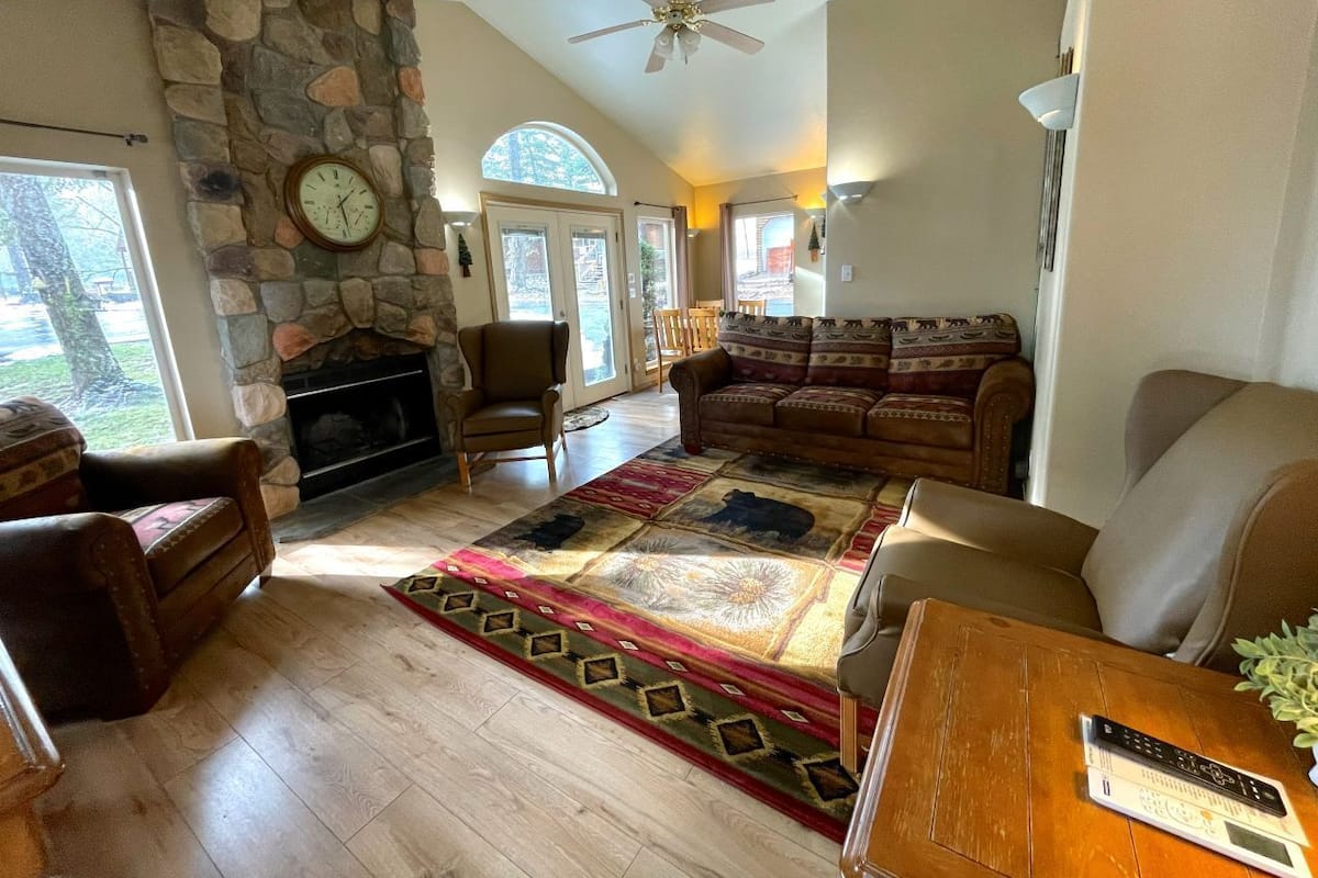 Family Cabin, 2 Bedrooms, Kitchen, Mountain View | Living area