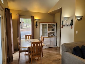 Family Cabin, 2 Bedrooms, Kitchen, Mountain View | Dining room
