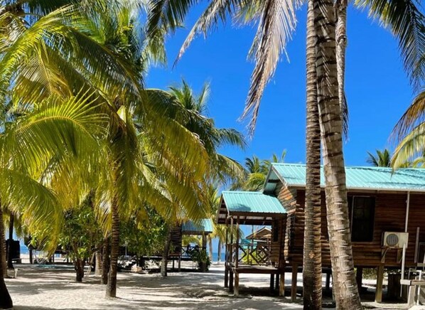 Vandaður bústaður - 2 meðalstór tvíbreið rúm - reyklaust - útsýni yfir strönd | Fyrir utan