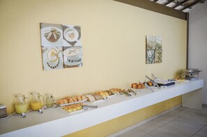 Free daily self-serve breakfast - Pousada Beach House (Cabo Frio)