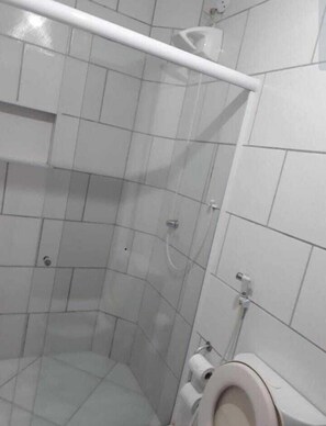 Standard Double Room | Bathroom - Pousada Beach House (Cabo Frio)