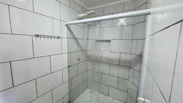 Standaard tweepersoonskamer | Badkamer | Een douche