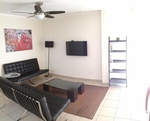 Flat-screen TV - Australia Suites Ejecutivas (León)