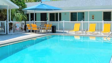 AuĂenpool, geöffnet von 08:00 Uhr bis 21:00 Uhr, LiegestĂŒhle