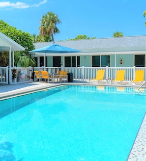 Piscine extérieure, chaises longues