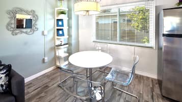 En 43-tommers Flatskjerm-TV med digitale kanaler samt strømmetjenester