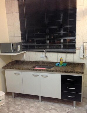 Frigobar, microondas, utensilios de cocina