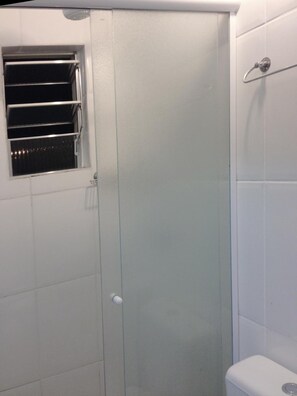 Dusche, kostenlose Toilettenartikel, Handtücher