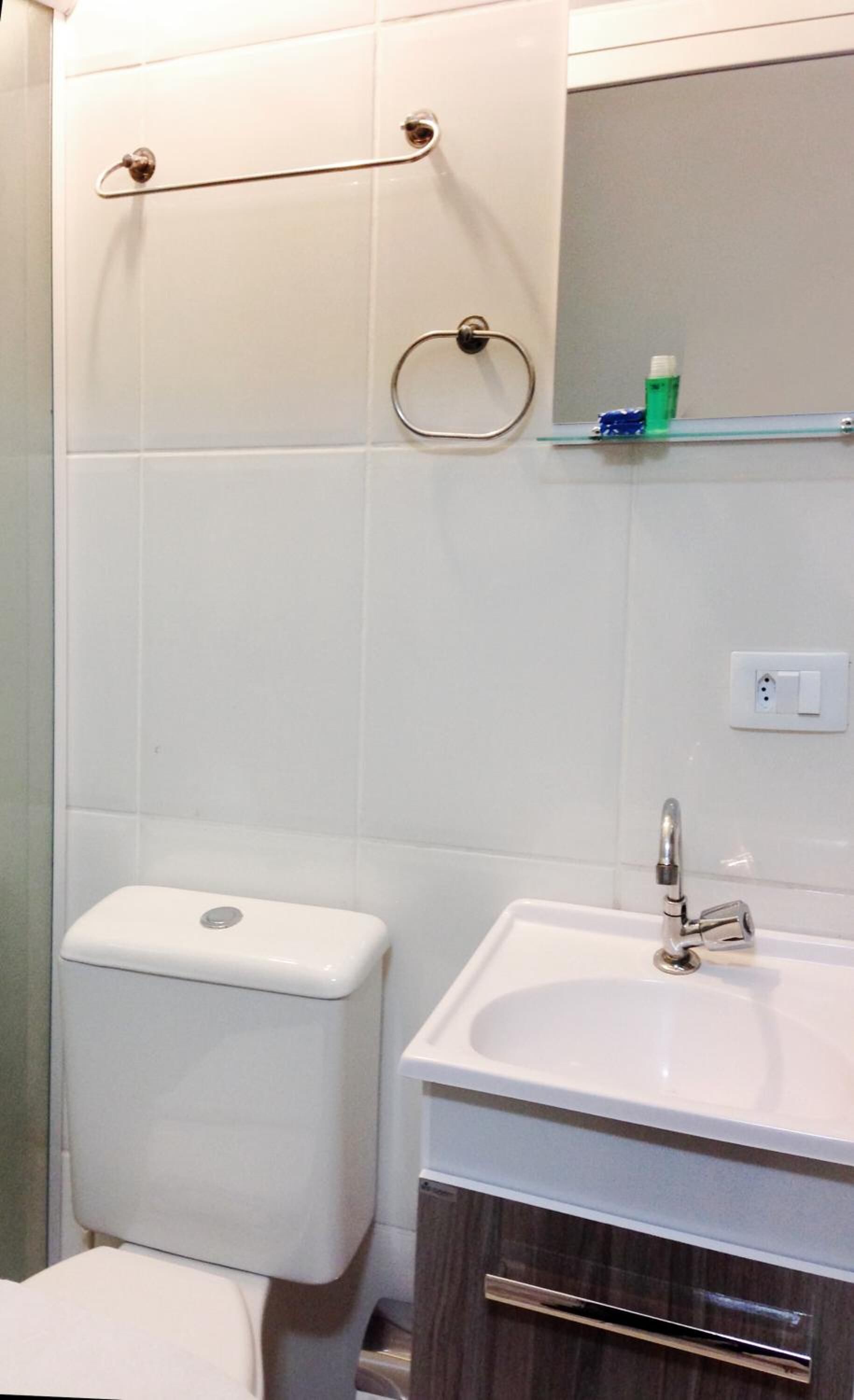 Un baño con inodoro, lavabo y espejo.