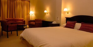 Een minibar, een kluis op de kamer, een bureau, gratis wifi