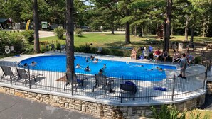 حمّام سباحة خارجي موسمي، مفتوح من 11 صباحاً إلى 9 مساءً، مقاعد للتشمس