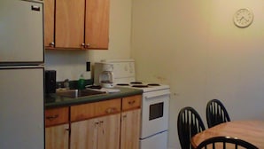Cottage Standar, 2 kamar tidur, dapur, pemandangan danau (Spruce) | Dapur pribadi | Mesin pembuat kopi/teh, lemari es, microwave, dan kompor
