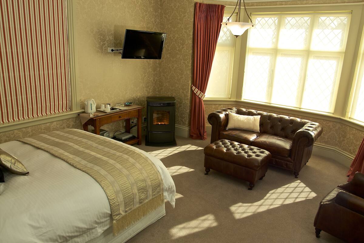 Luxury Double Room, 1 King Bed, Private Bathroom, Garden View