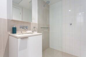 Shower, rainfall showerhead, free toiletries, hair dryer