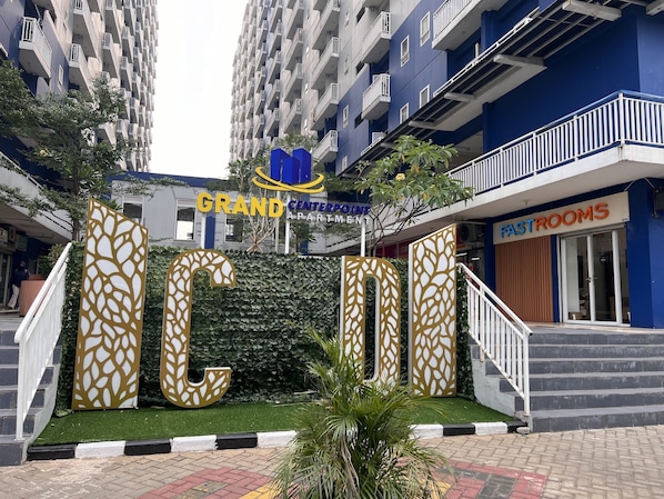 住宿正面 - 傍晚/夜晚