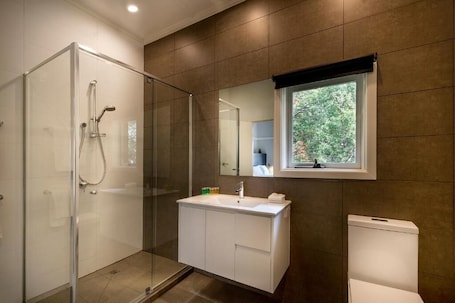 Shower, free toiletries, towels. Como Court
