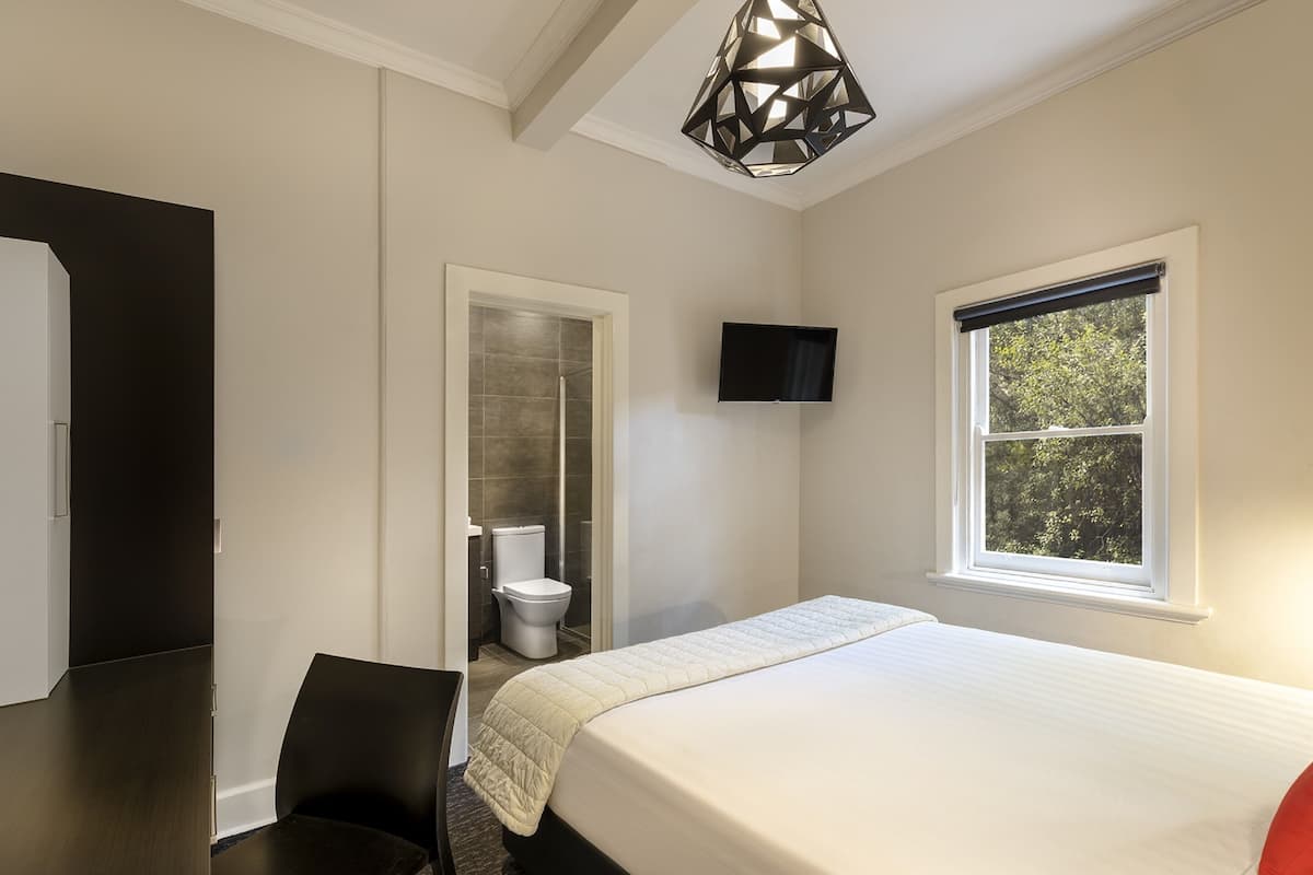 Kamer, 1 queensize bed | 1 slaapkamer, een kluis op de kamer, een bureau, geluiddichte muren