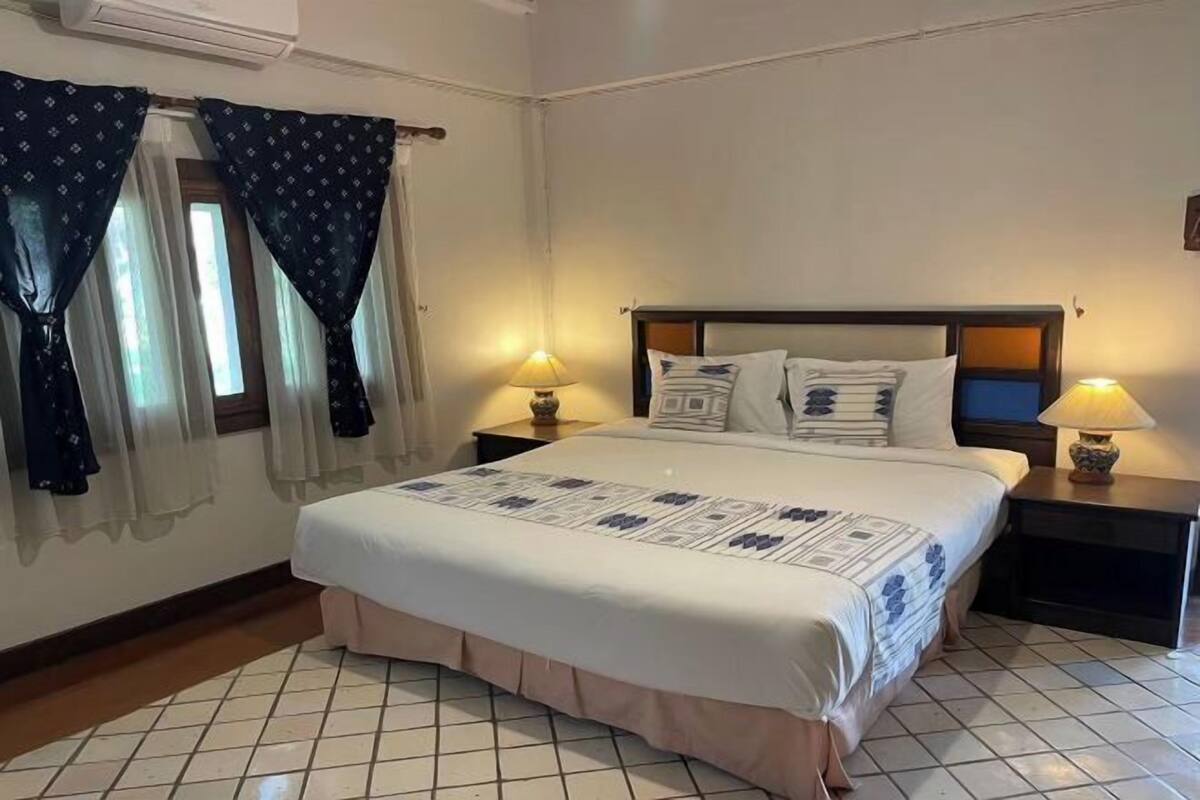 Escritorio, wifi gratis y ropa de cama 