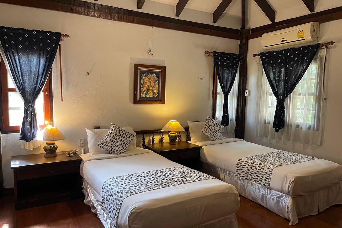 Escritorio, wifi gratis y ropa de cama 