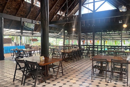 Der serveres morgenmad, frokost, aftensmad og thailandske retter