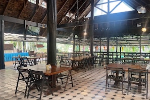 Se sirven desayunos, almuerzos y cenas; cocina tailandesa