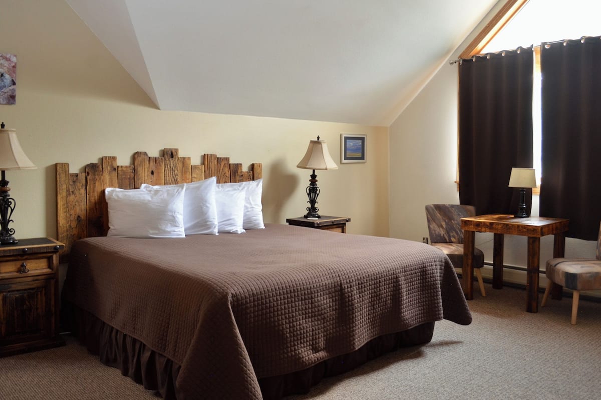 Deluxe Room, 1 King Bed, Mountain View (2nd Floor)