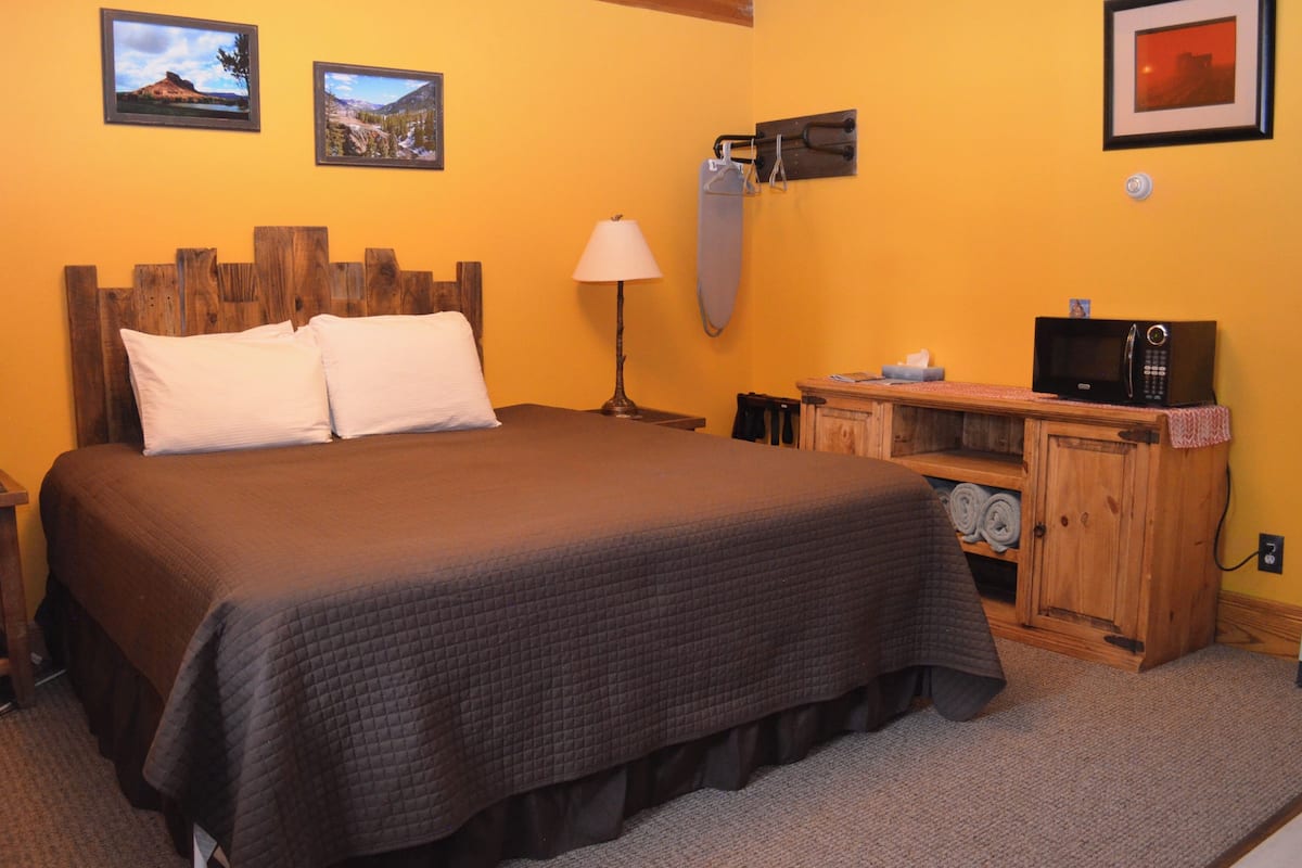 Deluxe Room, 1 King Bed, Kitchenette, Mountain View (1st Floor)