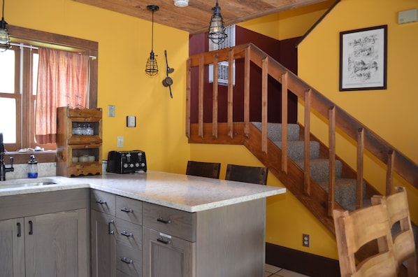 Cabaña, 1 cama King size, cocina, vista a la montaña (2 Story Cabin) | Cocina privada | Microondas y cafetera y tetera