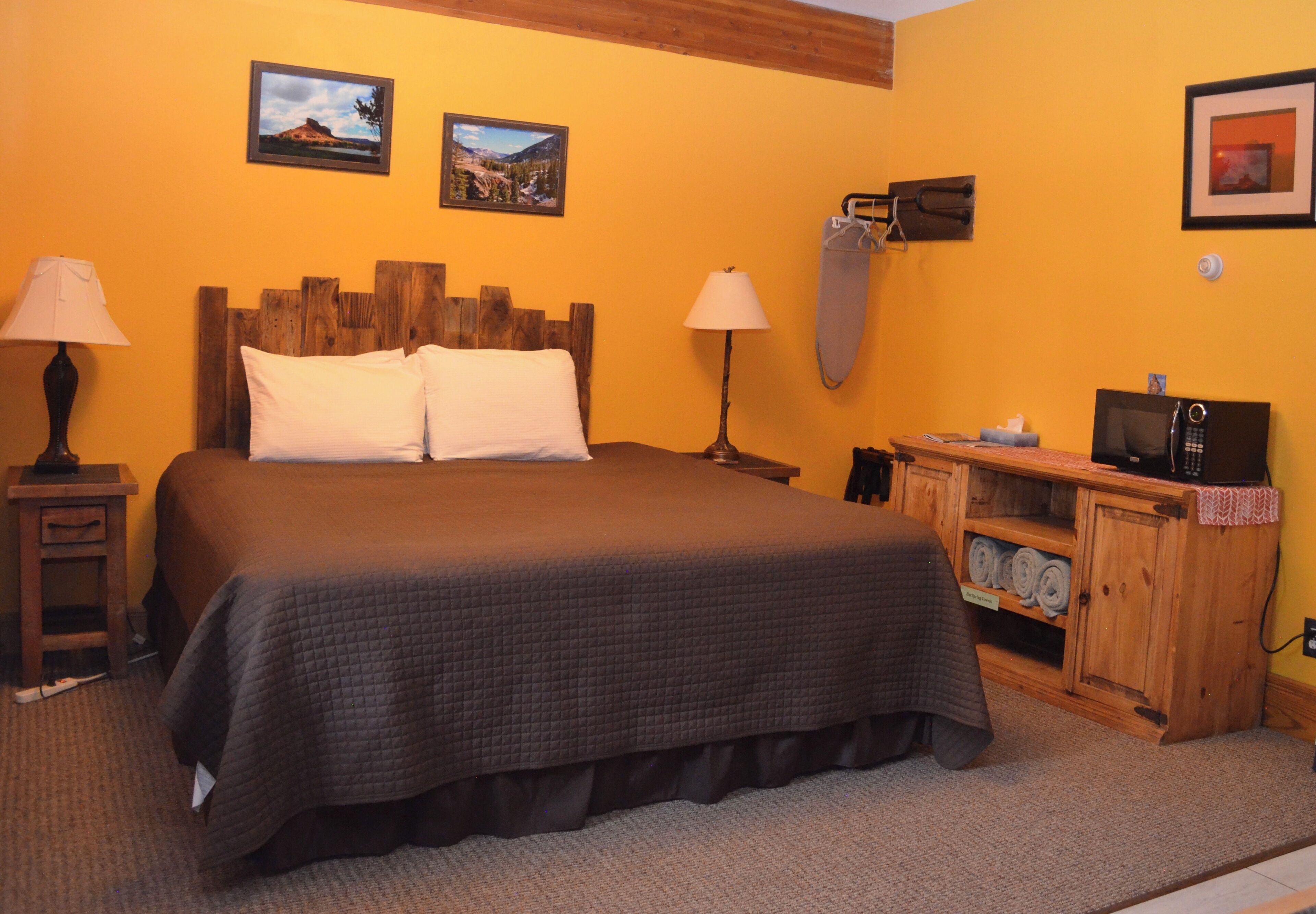 Deluxe Room, 1 King Bed, Kitchenette, Mountain View (1st Floor) | Iron/ironing board, free WiFi, bed sheets