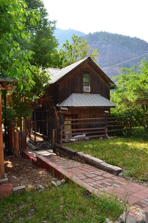 Cabana, 1 cama King, cozinha, vista para a montanha (2 Story Cabin) | 1 quarto, ferros/tábuas de passar roupa, Wi-Fi de cortesia