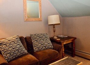 Habitación Deluxe, 1 cama King size, cocineta, vista a la montaña (1st Floor) | Tabla de planchar con plancha, wifi gratis y ropa de cama 