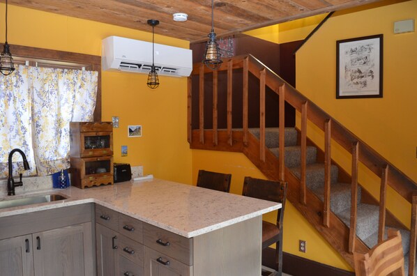 Hytte, 1 kingsize-seng, kjøkken, fjellutsikt (2 Story Cabin) | Strykejern/-brett, wi-fi (inkludert) og sengetøy